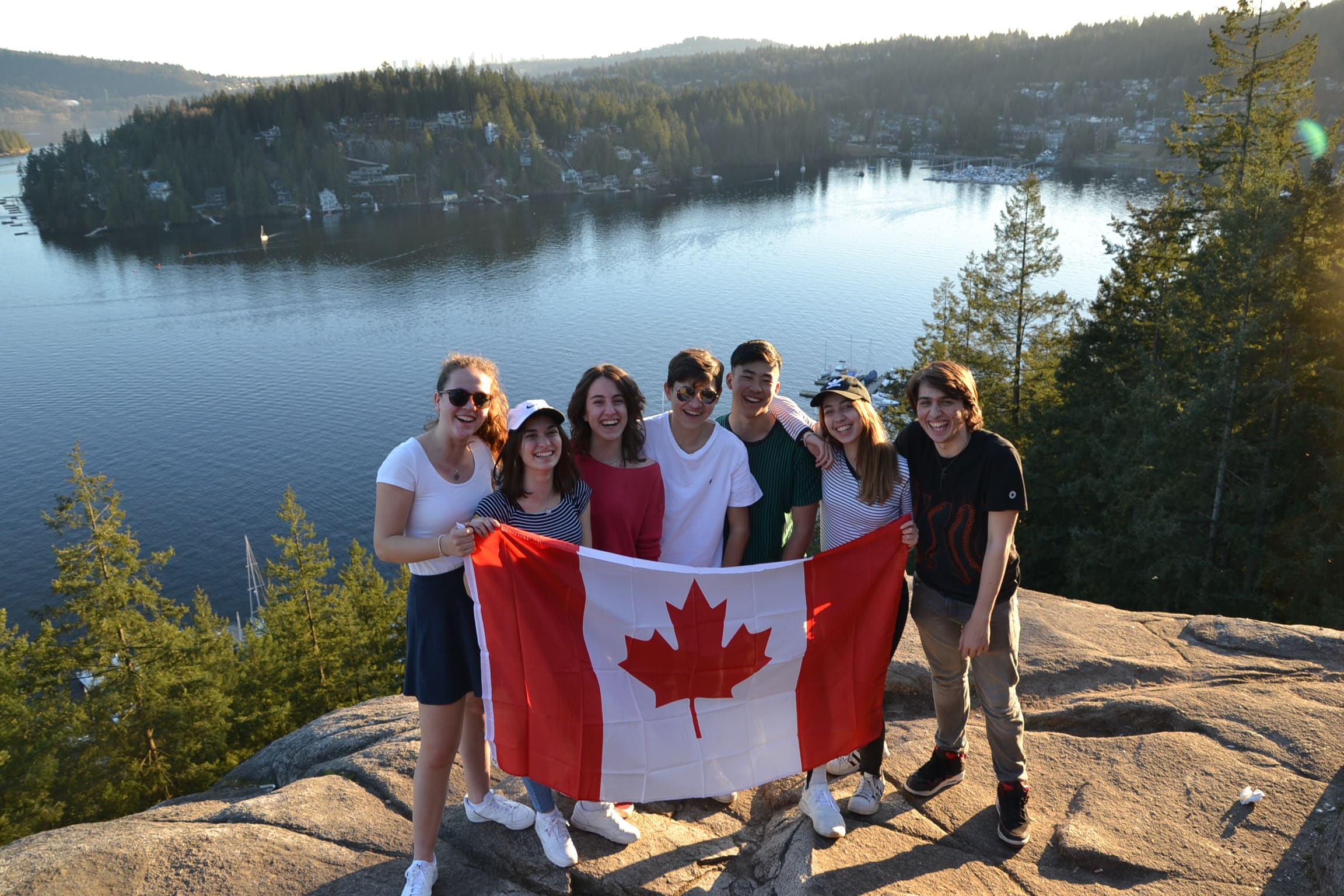 Scopri perché il Canada è la destinazione ideale per il tuo High School Program: sistema scolastico moderno, esperienza multiculturale e paesaggi naturali. 